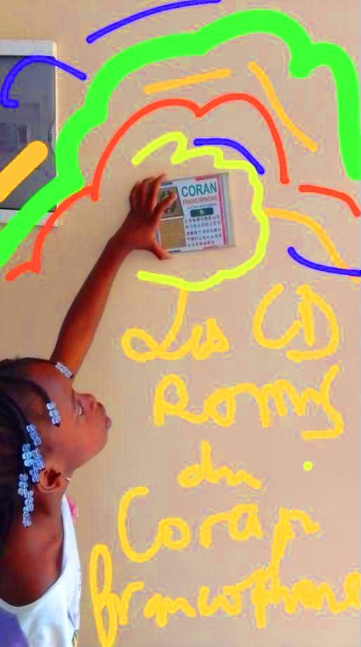 Maimouna Diakhate et les CD-ROM du Coran francophone