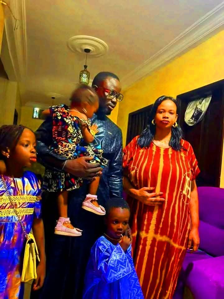 La Directrice de l'école Adjia Alimatou Sadiya Ndiaye et son frère Elhadji Khadim Ndiaye avec les enfants Maimouna Diakhate, Yaye Wali et Serigne Fallou